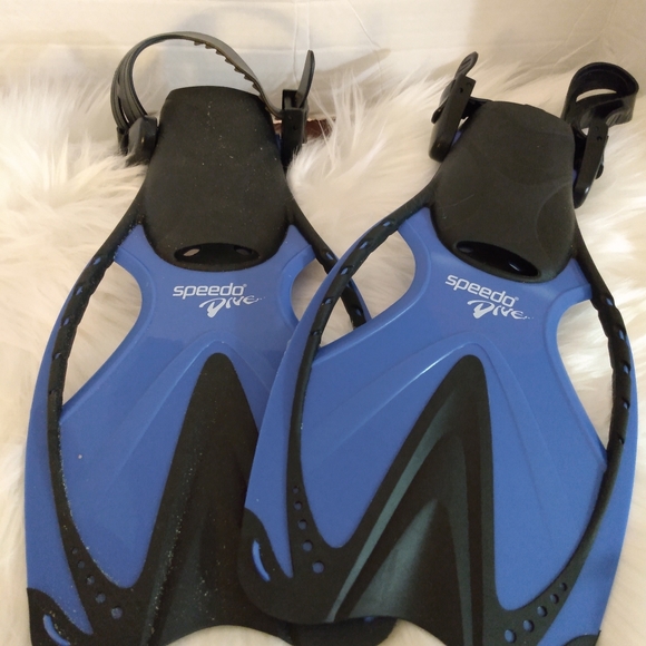Speedo JR flippers and dive bag with a few grains of sand from Hawaii. - Picture 4 of 5